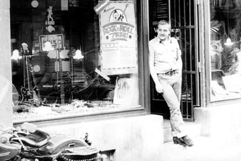 Musicant-Mannheim-Gitarrenladen-03-Uli-Sauther-und-seine-legendäre-Harley