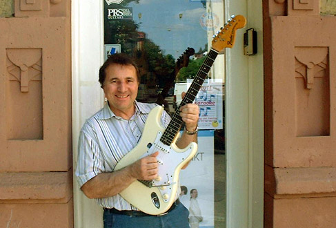 Musicant-Mannheim-Gitarrenladen-19-Ricky-King-mit-68er-Stratocaster