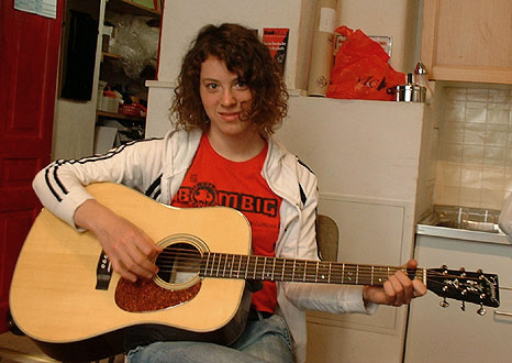 Musicant-Mannheim-Gitarrenladen-22-Johanna-Zeul-und-Gitarre-Johnson-JD-17