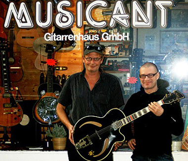 Musicant-Mannheim-Gitarrenladen-25-Bassbauer-Jens-Ritter-zu-Besuch